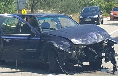 Auto završio na boku, a jednog muškarca su prevezli u bolnicu