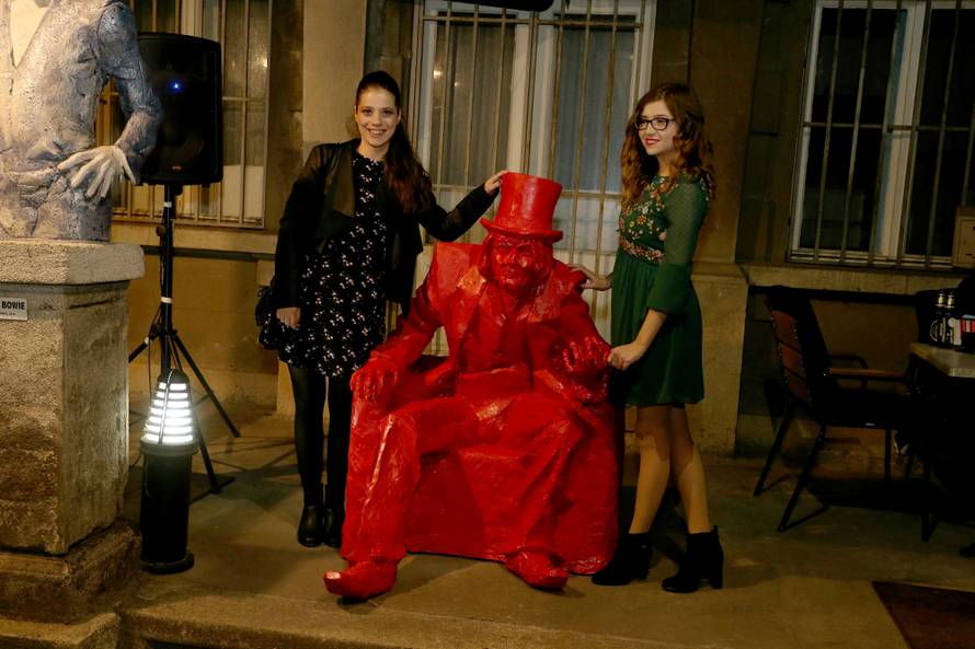 Dino Dvornik dobio spomenik: Crven je i izliven u poliesteru