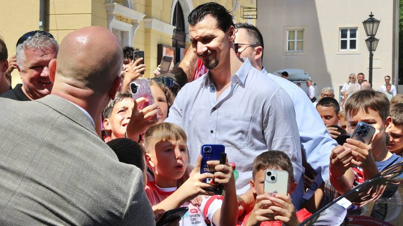 FOTO Ibrahimović nije mogao do auta, a lijepa Ivanović strpljivo pozirala! Fanovi su poludjeli...