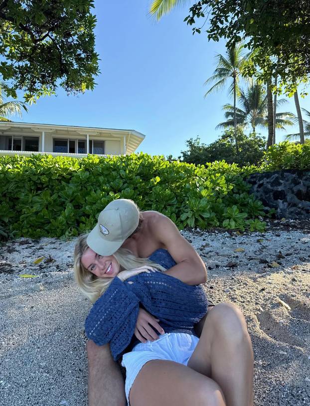 FOTO Hajdukovac kleknuo pred Amerikanku, sad napušta klub. 'Ti si odgovor na moje molitve'