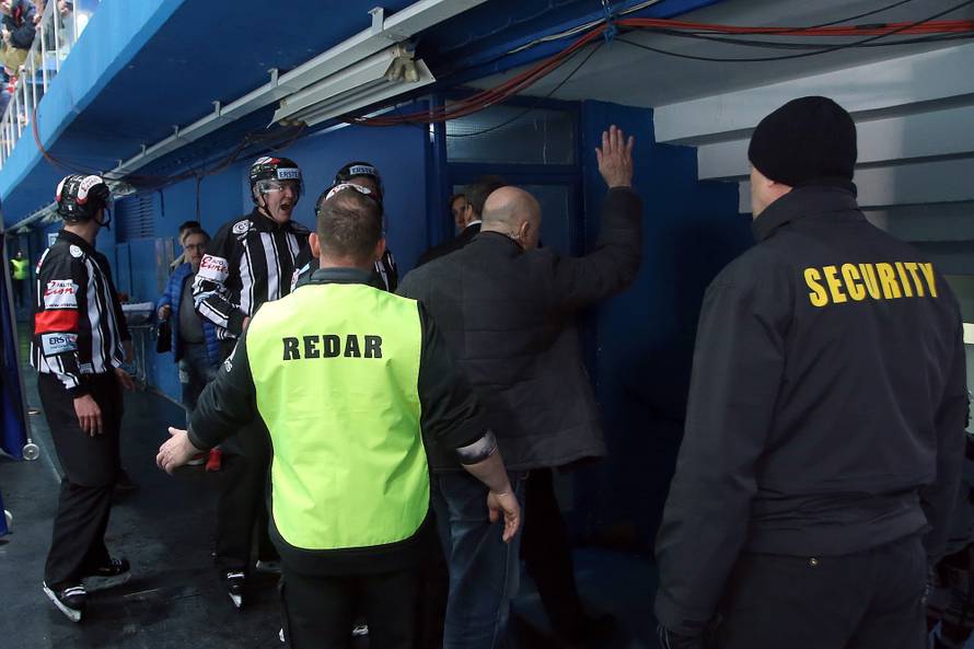 Cirkus u Ledenoj! Zanoškog je udario dok je ovaj davao izjave