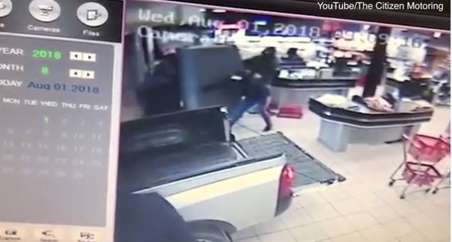 Pljačka: Bankomat utovarili u vozilo i odvezli ga iz trgovine
