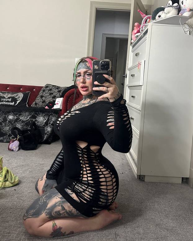 FOTO Tetovirala očne jabučice i razdvojila jezik. Obožava svoj izgled: 'Viču mi da sam demon!'