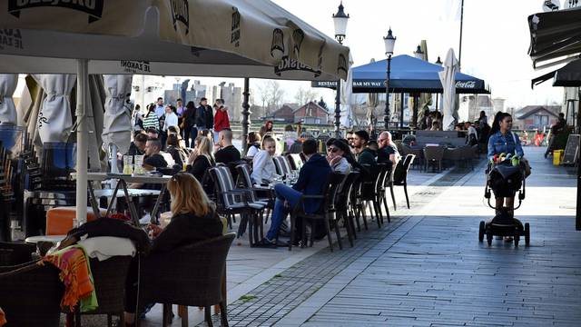 Slavonski Brod: Toplo vrijeme izmamilo Brođane na tek otvorene terase kafića 