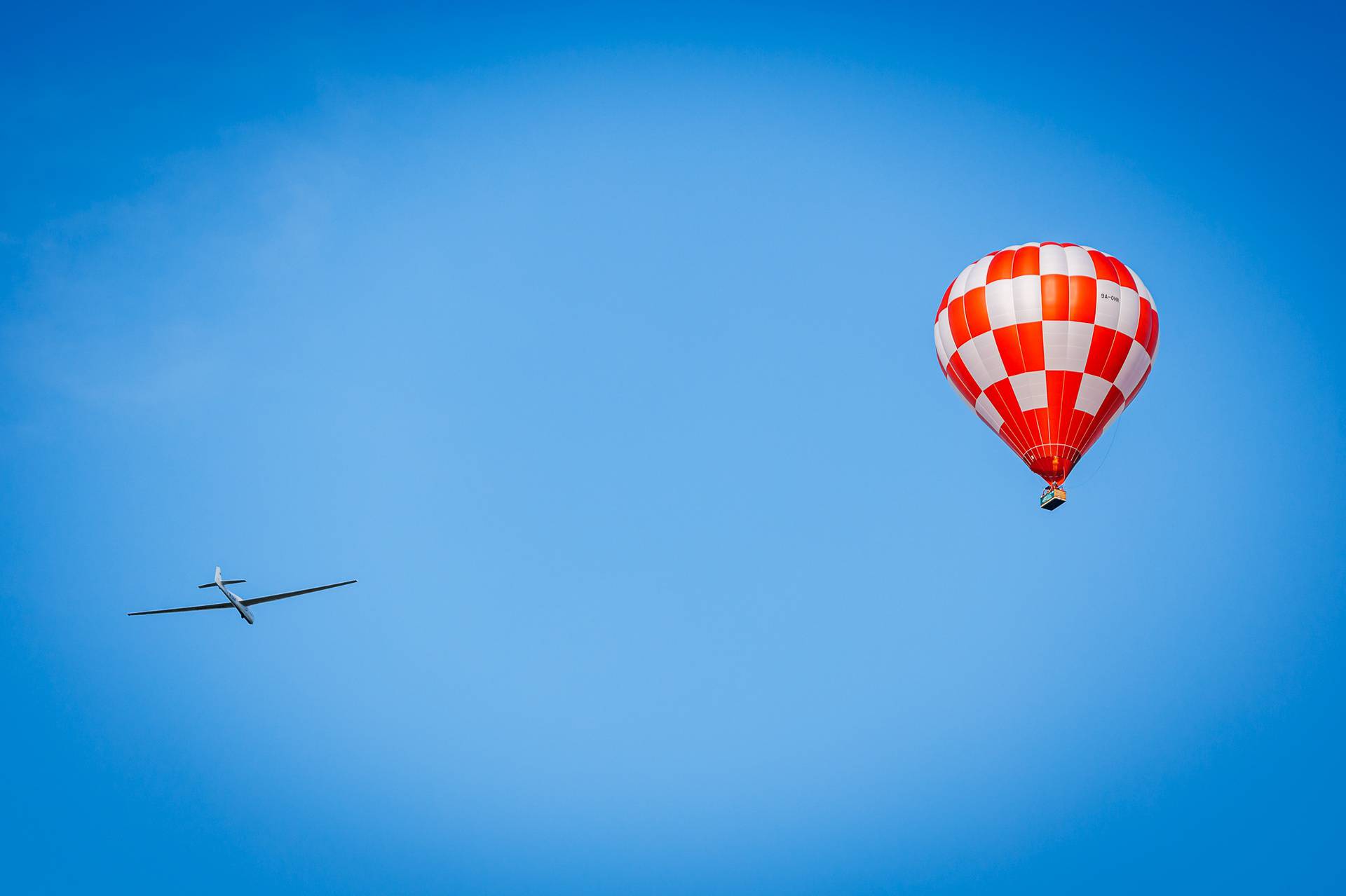 Nebo iznad Hrvatske obojeno kockicama - hrvatski balon "Kockice" osvaja visine!