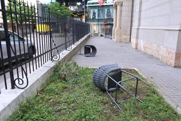 Zagreb:  Vandalizirana ulazna vrata i dvori&scaron;te pravoslavne crkve na Cvjetnom trgu