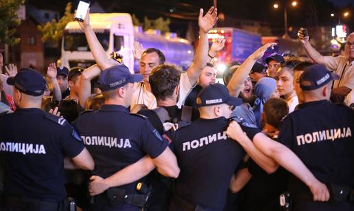 FOTO Blokade i prosvjedi po cijeloj Srbiji. Došlo i do sukoba s policijom: Nećete nas zaustaviti