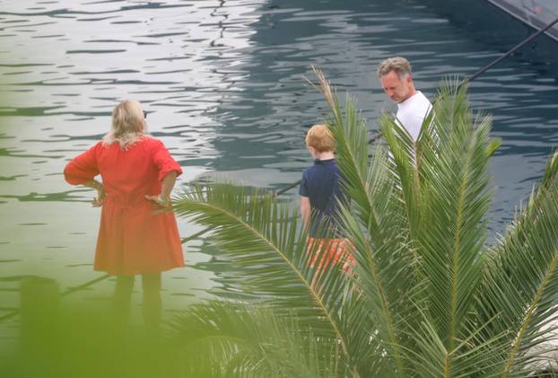 Bivša "Spajsica" Geri Halliwell sa suprugom Christianom i djecom uživa u ljetovanju na Jadranu