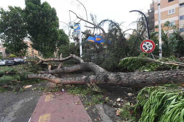 Oluja pogodila Rim, velika šteta u gradu