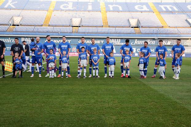 Igrači Dinama i Rijeke s djecom na terenu u sklopu humanitarne akcije "Daruj otkucaj života"