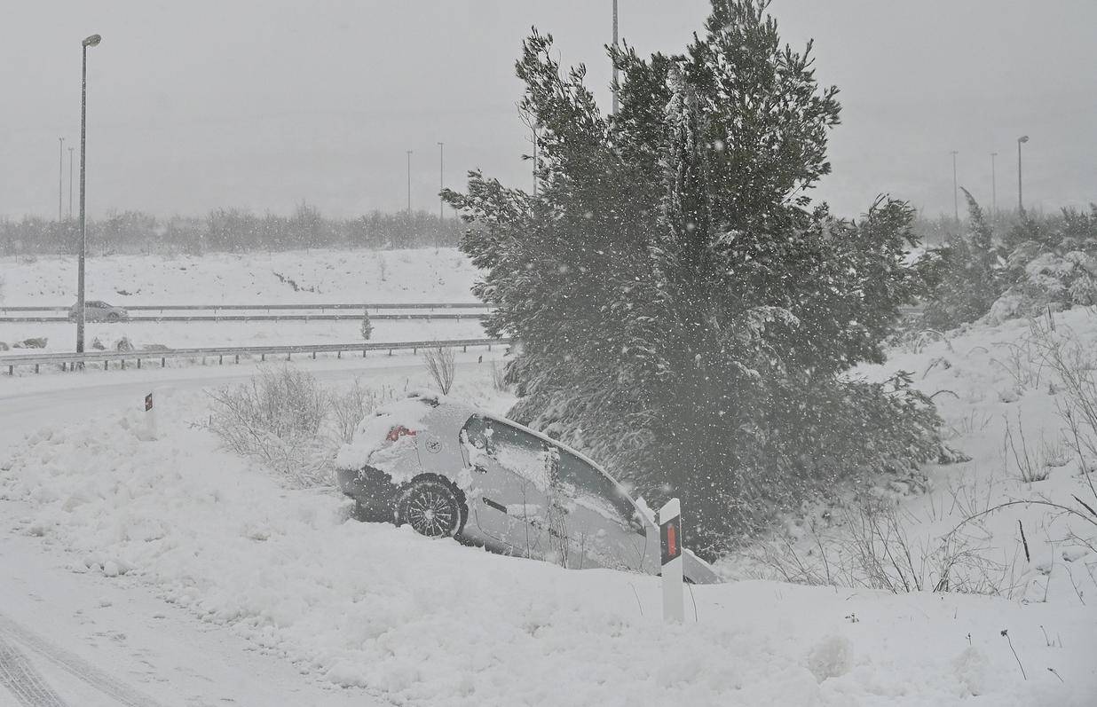 Nanosi snijega na autocesti A1 prema Dubrovniku