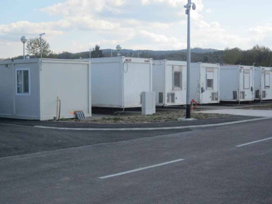 Priča iz Petrinje: Nevenka prvu noć opet na svome. Ispekla je kolače i prodaje ih na tržnici