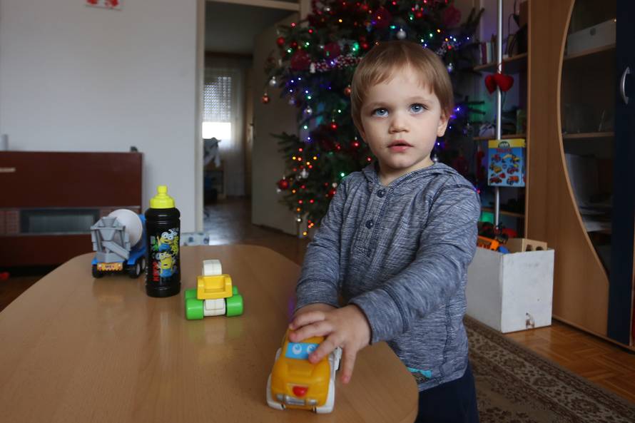 "Moj sin ima staklene kosti, ako padne sav će se polomiti"