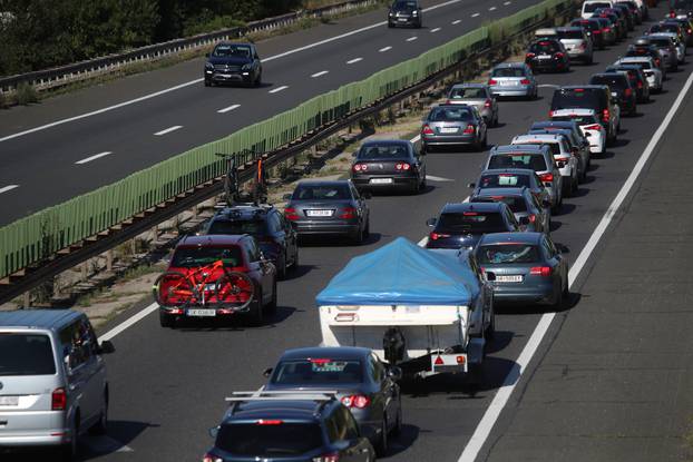 Udarni turistički vikend u punom jeku, gužve su na cestama od jutra 