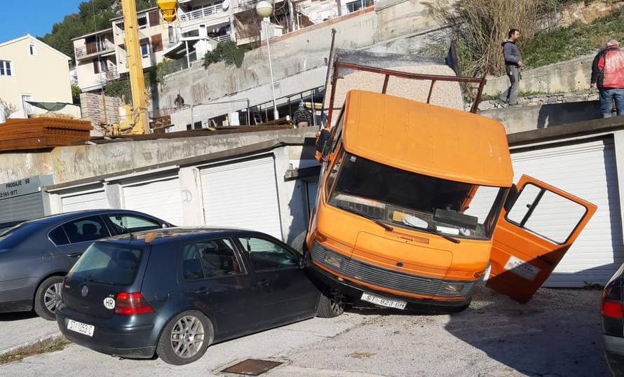 Šefe, popustila  ručna: Kamion pun šljunka srušio se na golf...