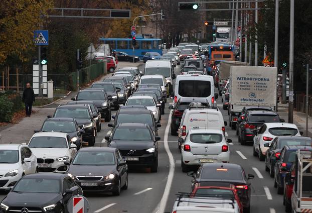 Zagreb: Velike gužve zbog zatvaranja prometnica u blizini zgrade Vjesnika