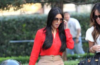 Poslovni look: Kim je naglasila obline u strukiranim hlačama