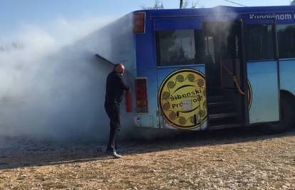 Pirovac: Autobus planuo u vožnji, vozač je ugasio vatru 
