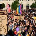 Tisuće prosvjeduju u Mađarskoj protiv zabrane LGBT tema u školama: 'Užasno i nehumano'
