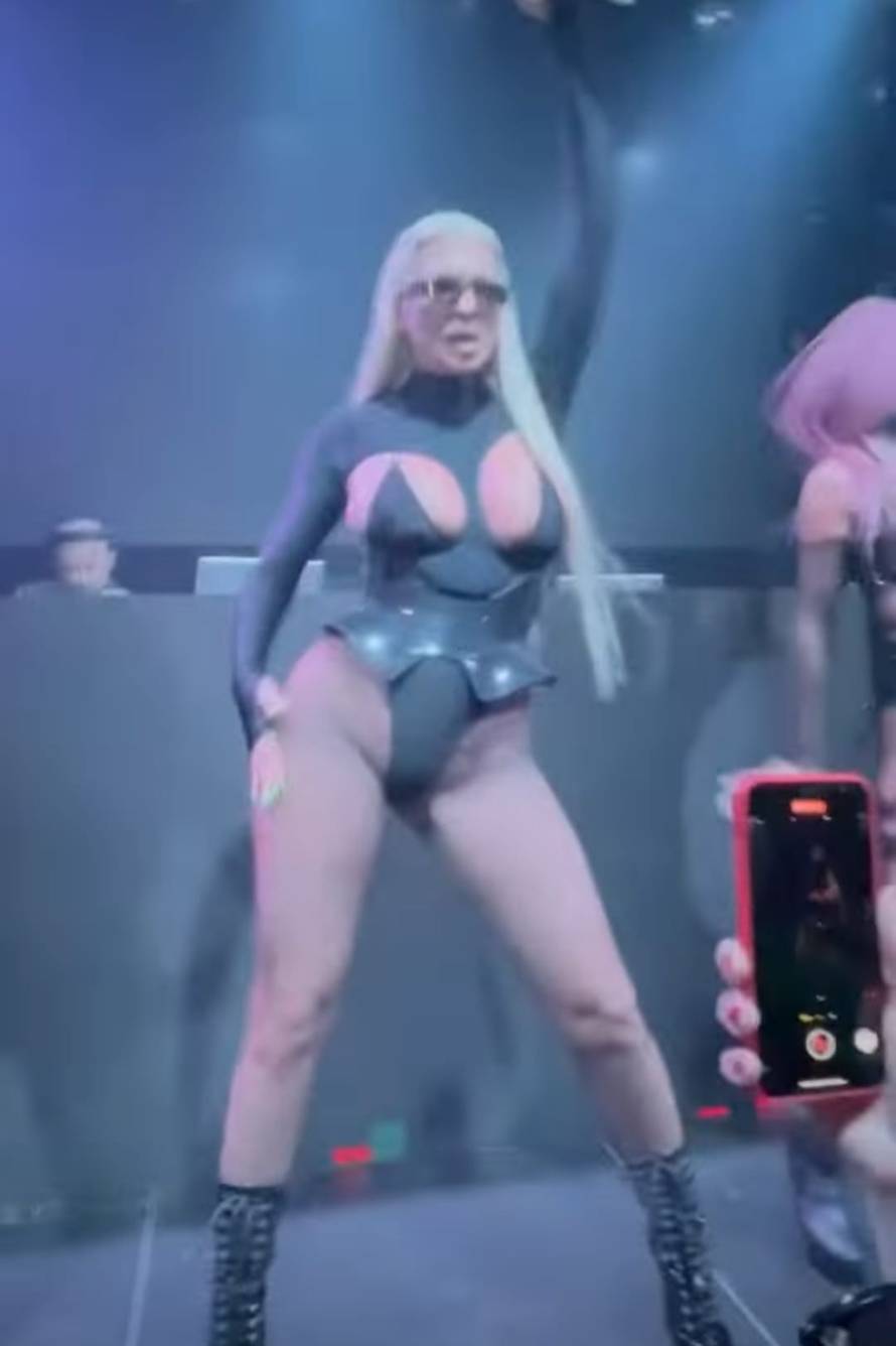 Karleuša u golišavom izdanju nastupila u klubu u Zagrebu, jedva je obuzdavala bujne grudi