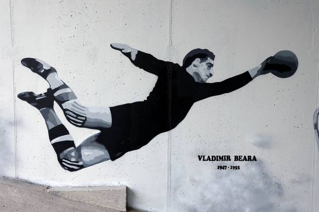 Split: Ususret 114. rođendanU Hajduka na zgradi Sveučilišta naslikani su murali nogometaša