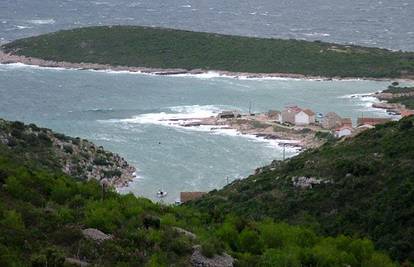 Otok Vis: Zid se urušio, pao na ljude i prikliještio ih