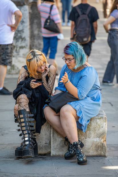 Turisti u Puli iskoristili dan za šetnju i fotografiranje grada