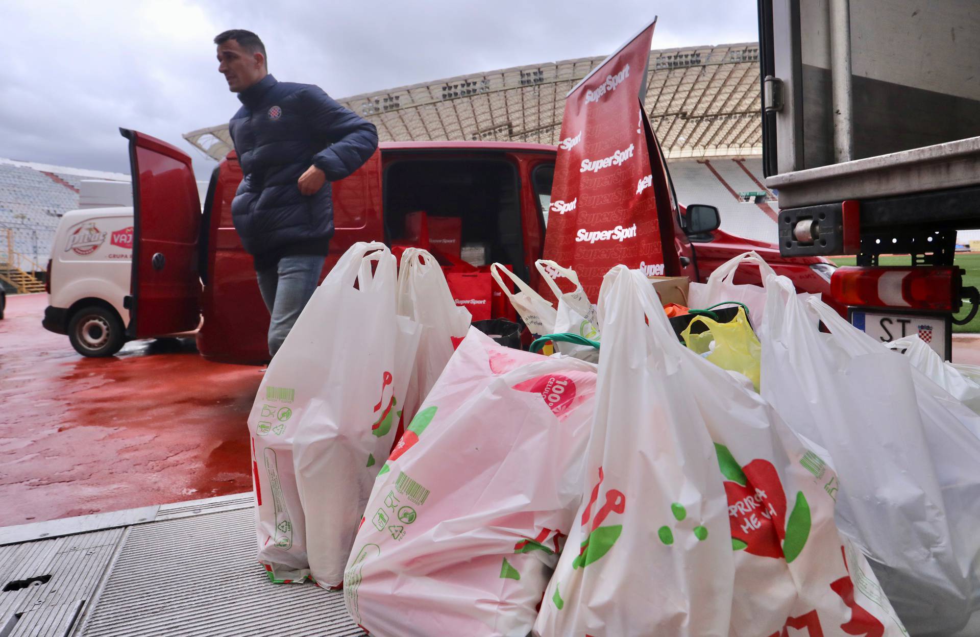 Na Poljudu uručena donacija humanitarne akcije "Tone hrane za splitske beskućnike"