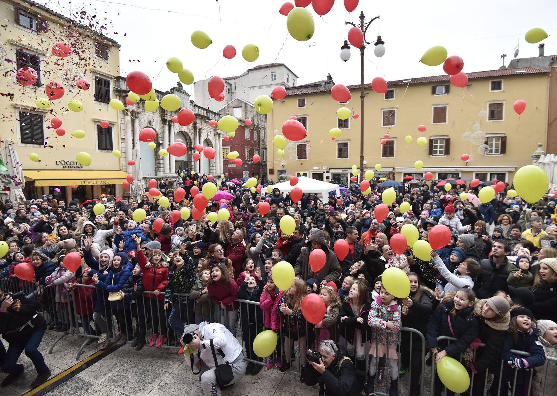 Tisuće Zadrana dugo u noć slavilo na ulicama i trgovima