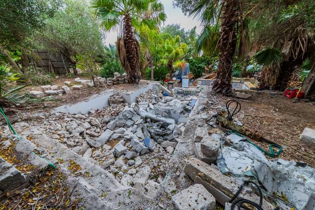 24sata: Palmižana: Reportaža o rušenju objekata Eduarda Tota Meneghella