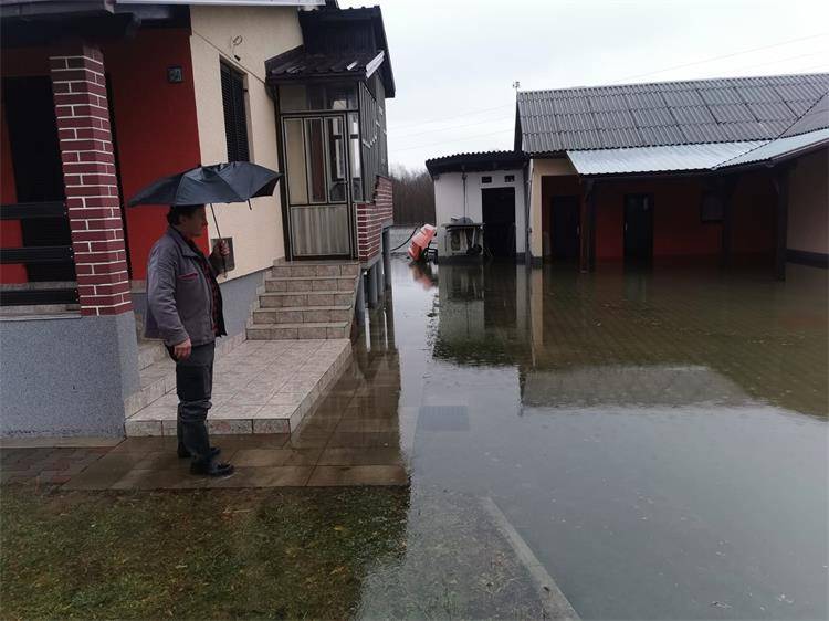 Poplave u okolici Gospića: Pet je kuća poplavljeno, postavljene su izvanredne mjere obrane