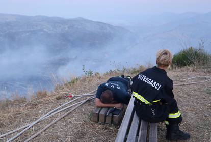 FOTO Odmorite, heroji! Zaslužili ste! Vatrogasci zaspali na cesti nakon što su obranili kuće...