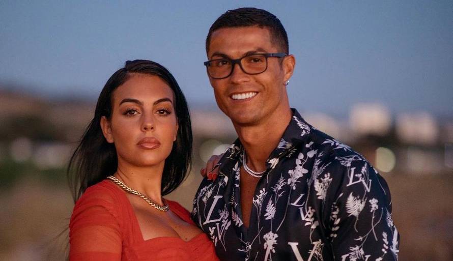 Georgina se pohvalila torbicom, privatnim letom i naslovnicama