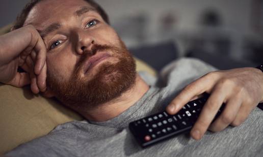 Evo &scaron;to stalno sjedenje ispred TV-a radi va&scaron;em tijelu i mozgu