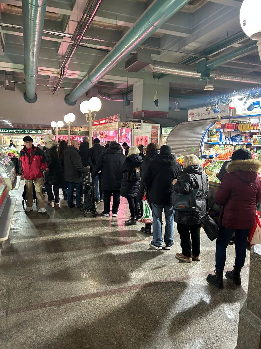 FOTO Gužva na tržnici Dolac: Najviše se kupuju odojci i zelje, a ovo su novogodišnje cijene...