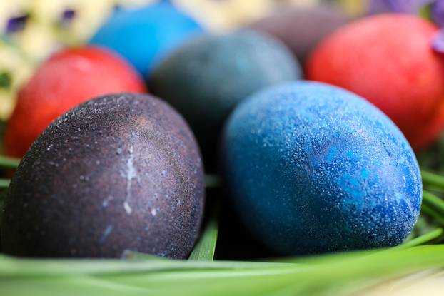 Svjetlucave pisanice kuhane u crnom i bijelom vinu i obojane prirodnim bojama