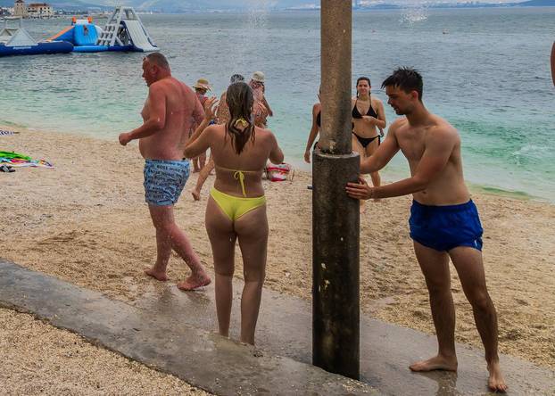 Kaštel Štafilić: Ljetni pljusak na plaži Gabine