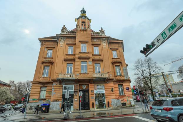 Zagreb: Kipovi na Domu Trgovačko-obrtničke komore zavezani s gurtnama radi sigurnosti