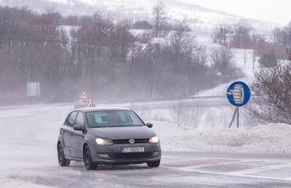 VIDEO Pada snijeg diljem Hrvatske, pazite u prometu! Puše jak vjetar, a ima i magle