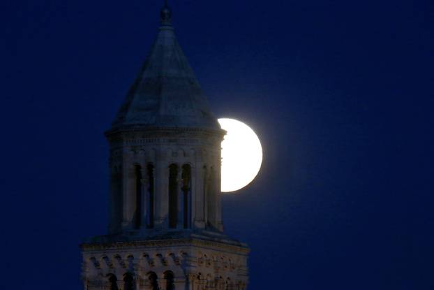 Pun mjesec iznad zvonika katedrale Sv. Dujma u Splitu