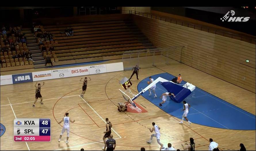 VIDEO Umalo tragedija u Rijeci: Konstrukcija koša pala po igraču Splita! Pogledajte ružne scene