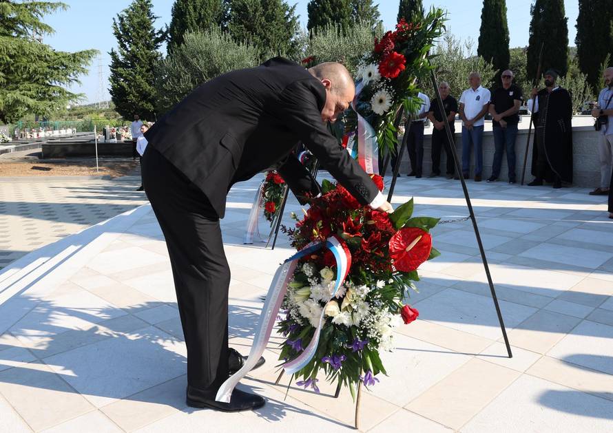 Šibenik: Položeni vijenci i zapaljene svije?e povodom obljetnice Oluje