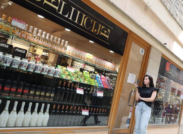 Šibenik: Ponuda suvenira u suvenirnici