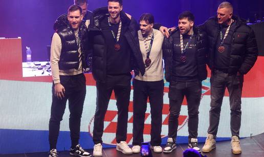 FOTO Rijeka do&ccaron;ekala bron&ccaron;ane de&ccaron;ke. Pogledajte atmosferu