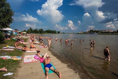 Osječka Copacabana prepuna posjetitelja željnih osvježenja od vrućine