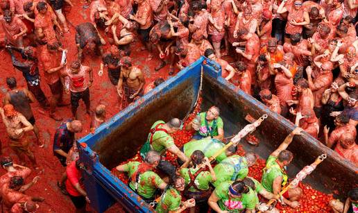 FOTO Rat s raj&ccaron;icama! Tisu&cacute;e se ljudi ga&dstrok;alo u &Scaron;panjolskoj, a osvanula i palestinska zastava