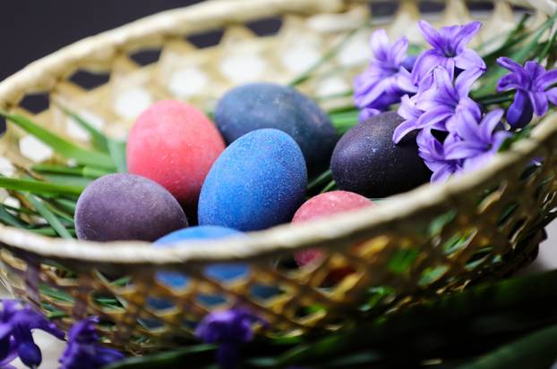 Svjetlucave pisanice kuhane u crnom i bijelom vinu i obojane prirodnim bojama