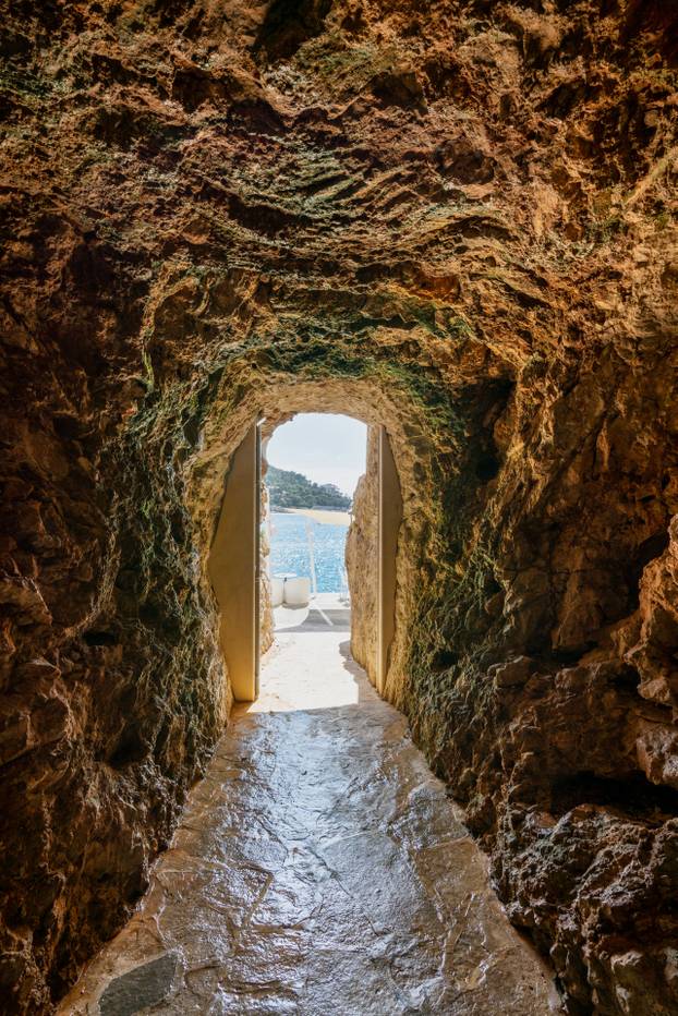 FOTO Hotel u Dubrovniku ima koktel bar u stijeni nad morem!