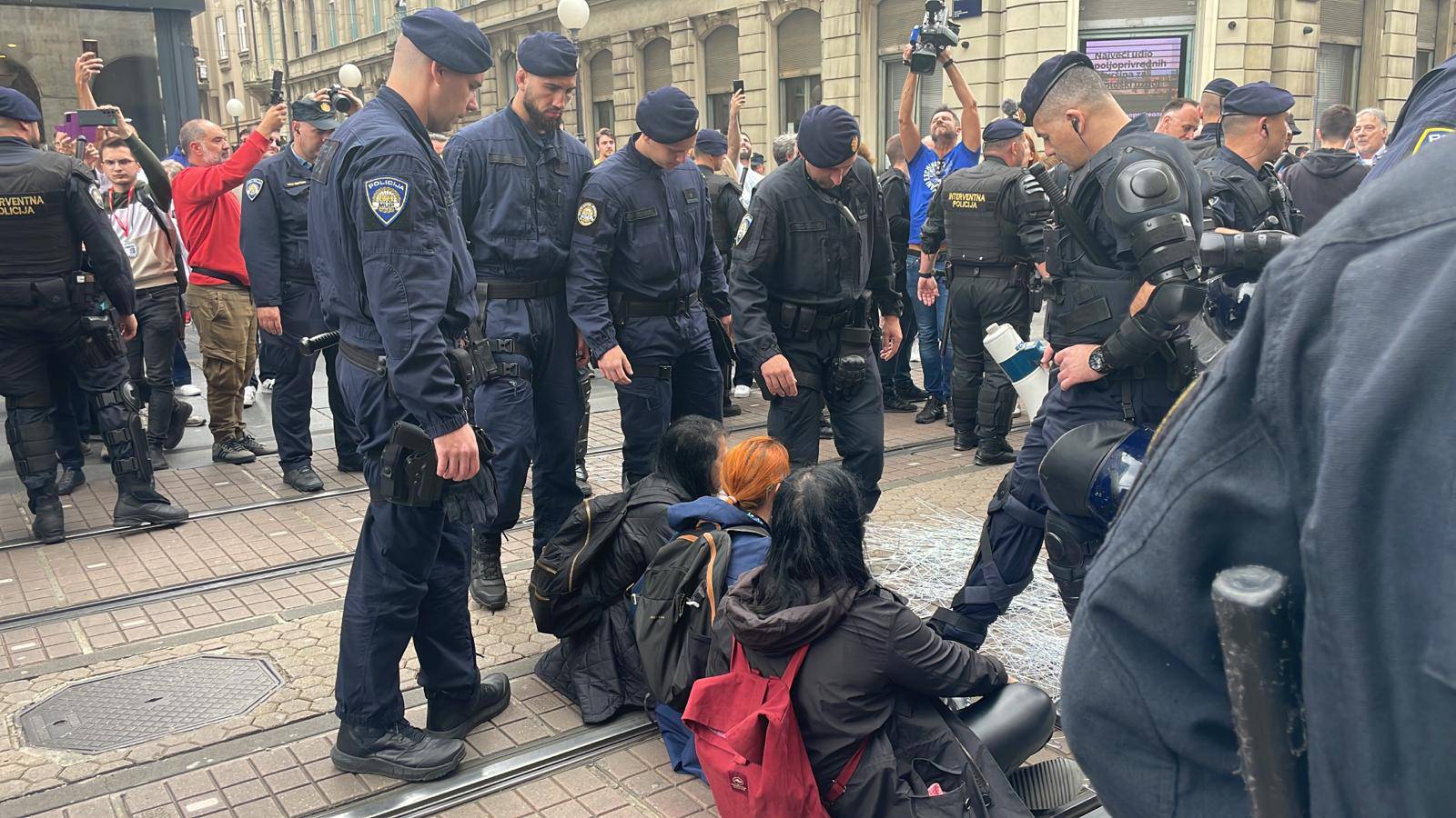 Pogledajte kako policija odnosi žene, blokirale su Hod za život