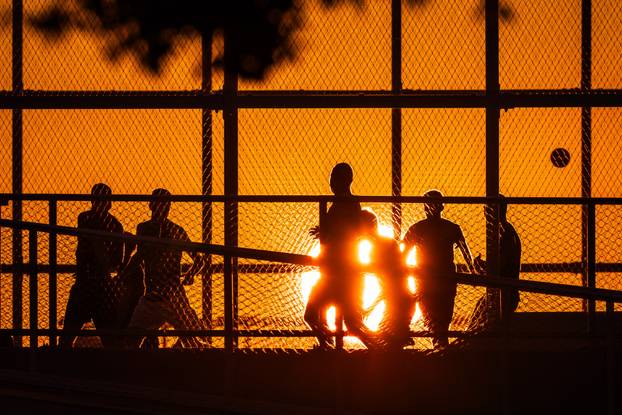 Zalazak sunca iznad igrališta na Žnjanskom platou